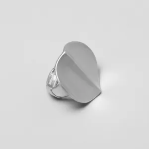 Vista detallada del anillo de flor en metal plateado con banda elástica y textura mate.