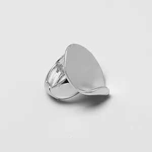 Primer plano de un anillo elástico ovalado plateado mate con textura metálica y elástica