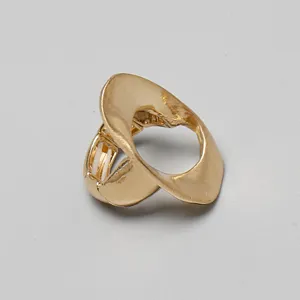 Detalle de anillo elástico ovalado con textura dorada y banda ajustable para un ajuste flexible