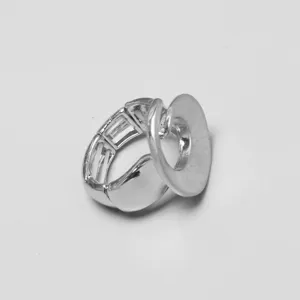 Primer plano detallado de un anillo de metal elástico plateado con un disco ovalado