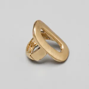Detalle de un anillo elástico ovalado dorado con acabado cepillado mate y banda