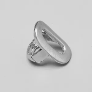 Vista de detalle de un anillo elástico ovalado plateado con textura de banda metálica