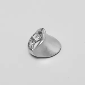 Vista detallada de un anillo de metal plateado texturizado con una banda elástica cómoda