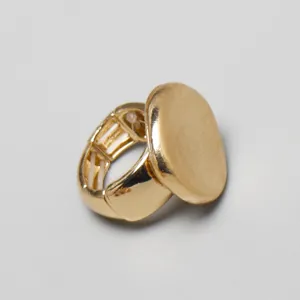 Primer plano de la textura metálica de un anillo elástico ovalado color dorado