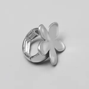 Primer plano de un anillo de flor plateado elástico con un acabado metálico mate fino