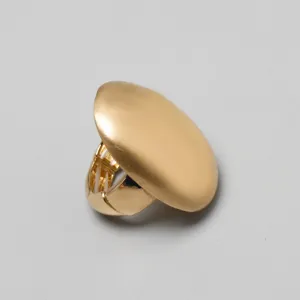 Primer plano de anillo ovalado dorado con banda elástica ajustable.