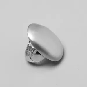 Vista detallada del anillo elástico ovalado de plata lisa con un acabado metálico pulido