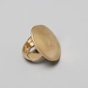 Vista detallada de un anillo elástico dorado ovalado con banda metálica flexible