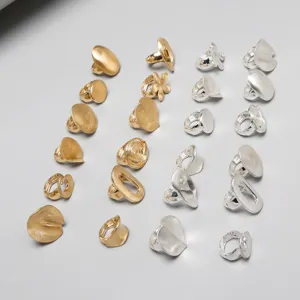 Vista detallada de anillos elásticos florales y ovales en acabados oro y plata mate.