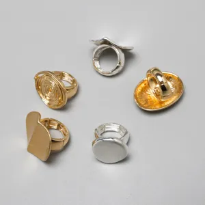 Colección de varios anillos elásticos de metal en acabados oro y plata para ver detalles