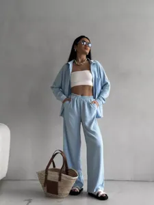 Completo casual due pezzi azzurro con camicia a maniche lunghe e pantaloni larghi