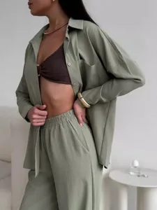Dettaglio del set casual a due pezzi verde salvia con pantaloni e camicia bottonata