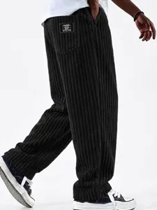 Herren Cordhose in Schwarz mit weitem Bein und lockerem, geradem Schnitt mit Tasche.