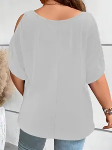 Vista posteriore di elegante t-shirt grigio chiaro taglie forti con spalle scoperte