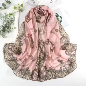 Elegante sciarpa in chiffon rosa con stampa leopardata e motivi a catena dorata per l'estate