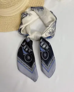Dettaglio di un foulard in seta da 70cm con motivo a carrozza e bordo blu classico.