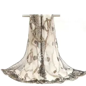 Sciarpa elegante in chiffon con stampa leopardata e motivi a catena dorata per l'estate.