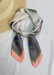 Dettaglio di un elegante foulard in seta con stampa di carrozza vintage e toni pastello