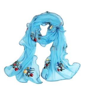 Eleganter hellblauer Netzschal mit farbenfroher Blumenstickerei und stilvollen Rüschenkanten