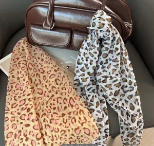 Nahaufnahme von Seidenschals mit Leopardenmuster für Berufsuniformen und Business