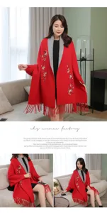 Elegante scialle rosso con ricamo di fiori di prugno e dettagli di frange da donna.