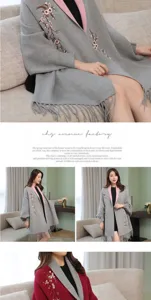 Cardigan scialle ricamato grigio con motivo fiori di prugno e frange su modella asiatica