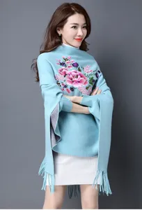 Elegante scialle azzurro con ricamo di fiori di pruno e frange con nappine da donna