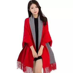 Pesante scialle reversibile in finto cashmere rosso e grigio con maniche e frange