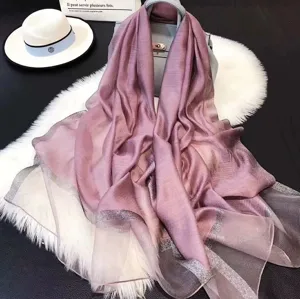Eleganter rosa Seidenwollschal mit silbernem Glitzerrand auf luxuriösem Kunstfell