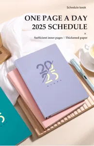 Primer plano de agenda 2025 morada con papel grueso y diseño de una página por día
