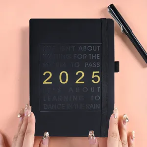 Vista detallada de la agenda 2025 con cita inspiradora en inglés en la portada negra