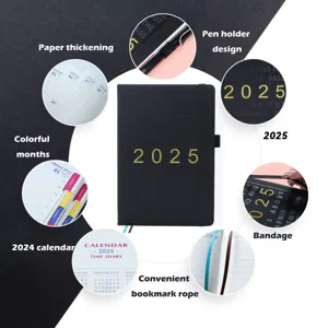 Detalles de la agenda 2025 con portaplumas, papel grueso y cintas de marcadores.