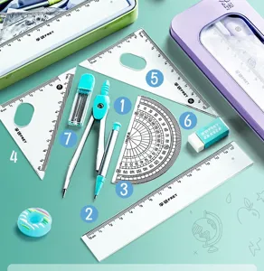 Nahaufnahme eines kompletten Zeichenwerkzeug-Sets mit Zirkel, Lineal und Winkelmesser.
