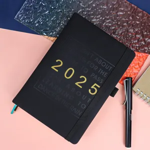 Detalle de la agenda diaria 2025 en inglés con cita grabada y cierre elástico