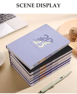 Escena de escritorio mínima con una pila de agendas A5 2025 con portada lavanda