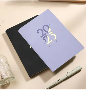 Primer plano profesional de las portadas de la agenda diaria 2025 A5 en morado y negro
