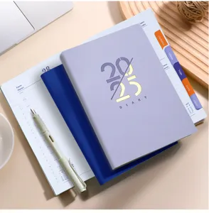 Vista detallada de la agenda diaria 2025 A5 con páginas en español y pestañas laterales
