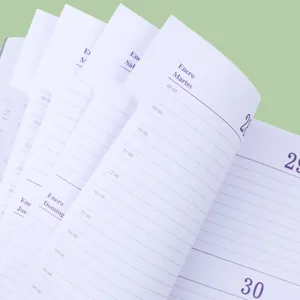Agenda diaria 2025 A5 con páginas en español y diseño de horario por horas detallado