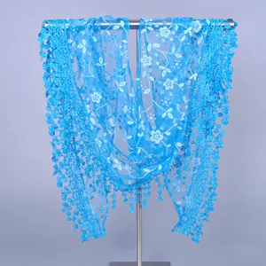 Élégant foulard triangulaire en dentelle florale bleu vif pour femmes sur un présentoir