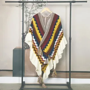 Ethischer Strick-Poncho mit bunten Zickzackmustern und dekorativen Quasten für Damen