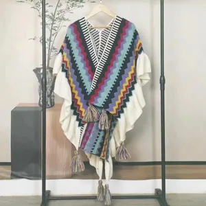 Eleganter Ethno-Strickponcho mit buntem Zickzack-Muster und feinen Quastendetails