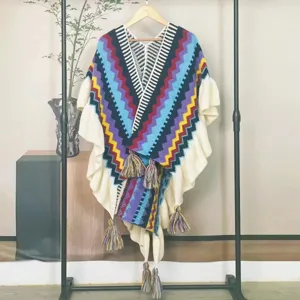 Böhmischer Mohair-Strickponcho mit bunten Quasten und Ethno-Zickzack-Musterung