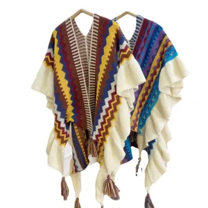 Ethno-Strickponcho mit bunten Zickzackmustern und dekorativen hängenden Quasten