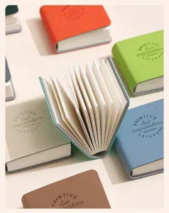 Primo piano di mini taccuini tascabili in PU con copertine colorate e carta spessa