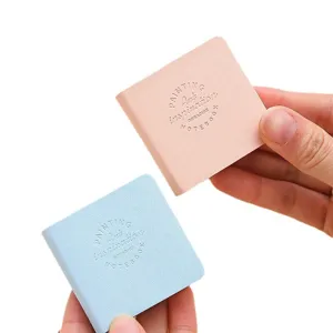 Mini taccuino tascabile portatile in pelle PU nei colori rosa pastello e blu chiaro.
