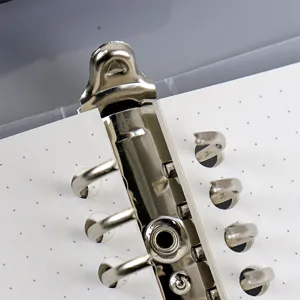 Detailansicht des Metallringmechanismus für 6-Ring-Bindebücher mit Punktrasterpapier