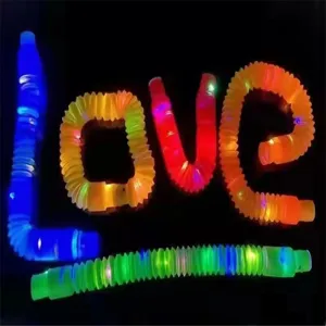 Tubi pop LED luminosi che formano la parola LOVE, giocattoli sensoriali antistress colorati.
