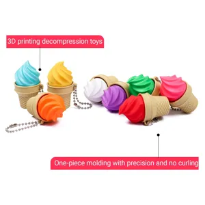 Primer plano de llaveros de juguete antiestrés con forma de helado impresos en 3D