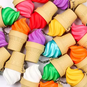 Vista detallada de coloridos llaveros de helado impresos en 3D con texturas únicas