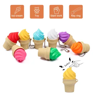 Detalle de juguetes de helado impresos en 3D con mecanismo de clic y llaveros coloridos.